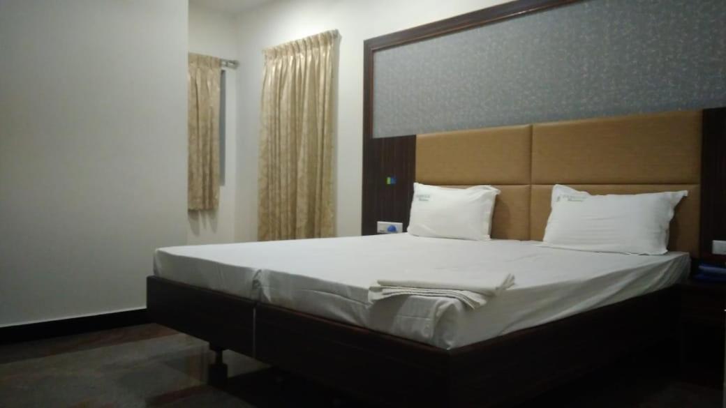 Famous Residency Hotell Tiruchirappalli Exteriör bild