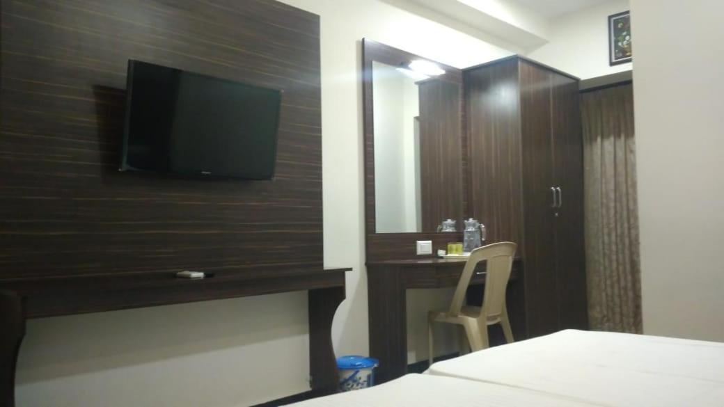 Famous Residency Hotell Tiruchirappalli Exteriör bild