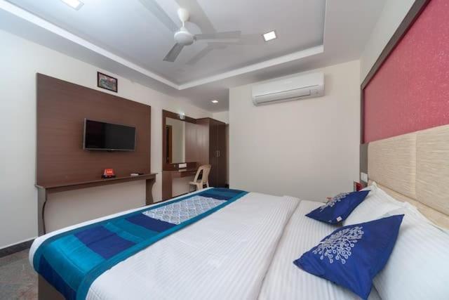 Famous Residency Hotell Tiruchirappalli Exteriör bild