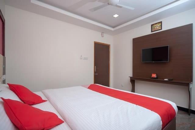 Famous Residency Hotell Tiruchirappalli Exteriör bild